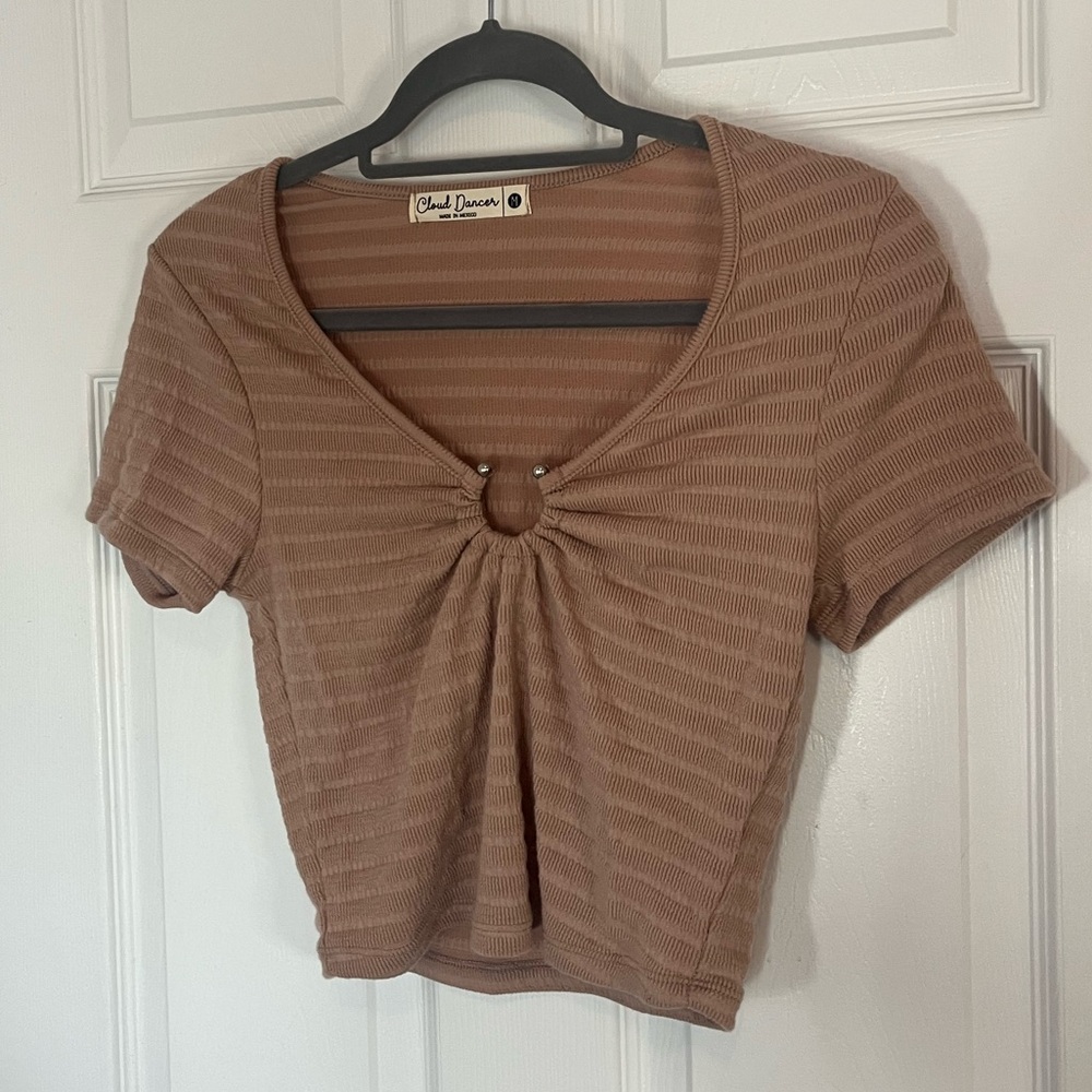 Light tan cropped shirt with silver ring